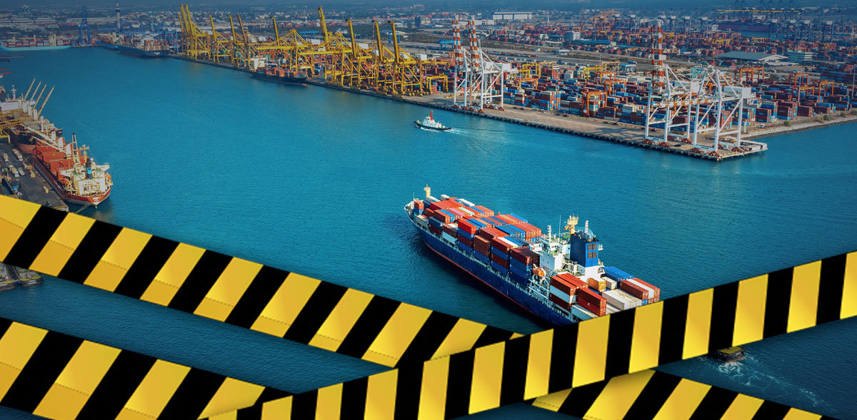 Porto de contêineres com navio cargueiro, guindastes e água azul, cruzado por faixas de alerta amarelas e pretas.