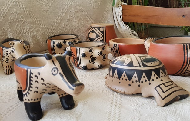 Peças de cerâmica inspiradas na arte indígena, parte da exposição de gravuras e obras artesanais de Marcelo Solá.