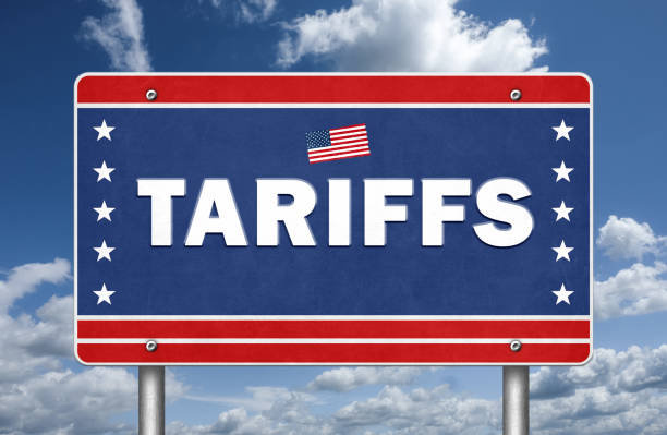 Placa com a palavra 'TARIFFS' e bandeira dos EUA