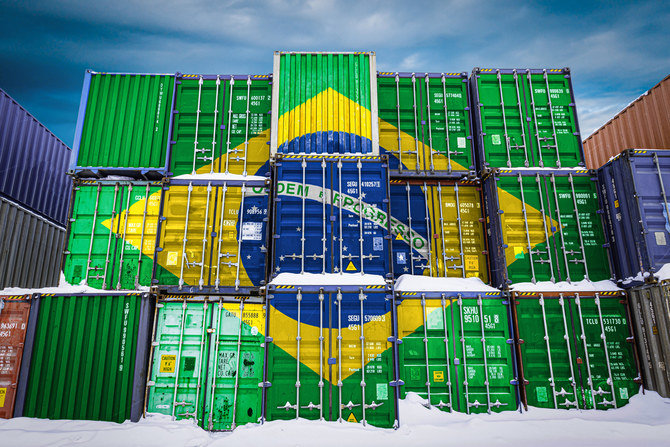 Contêineres empilhados com a bandeira do Brasil pintada